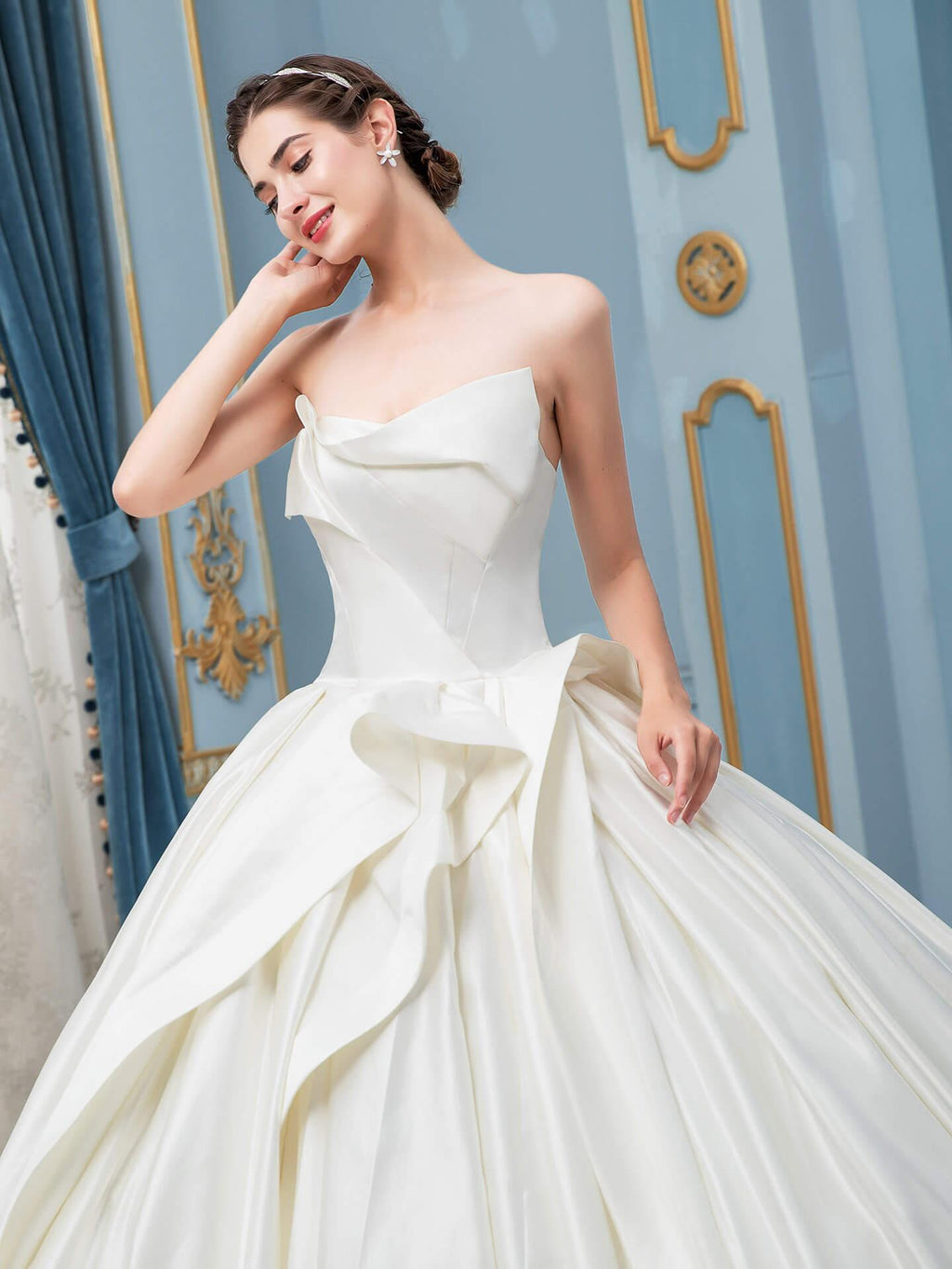 Vestidos de novia de satén con corte de baile y sin mangas hasta el suelo