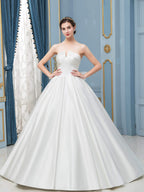 Vestidos de novia de satén con corte de baile y sin mangas hasta el suelo