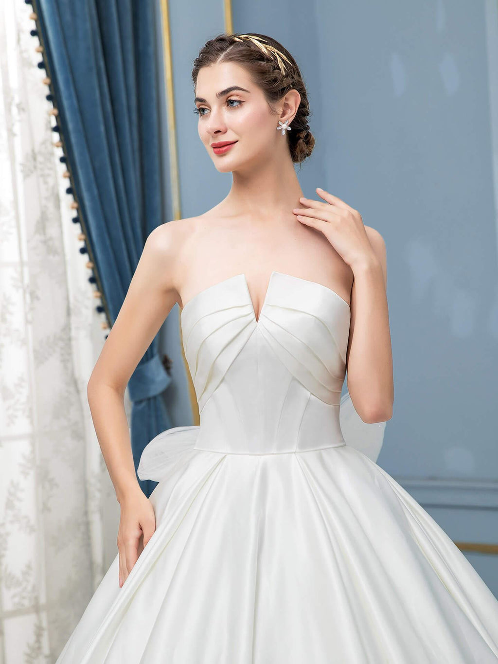 Vestidos de novia de satén con corte de baile y sin mangas hasta el suelo