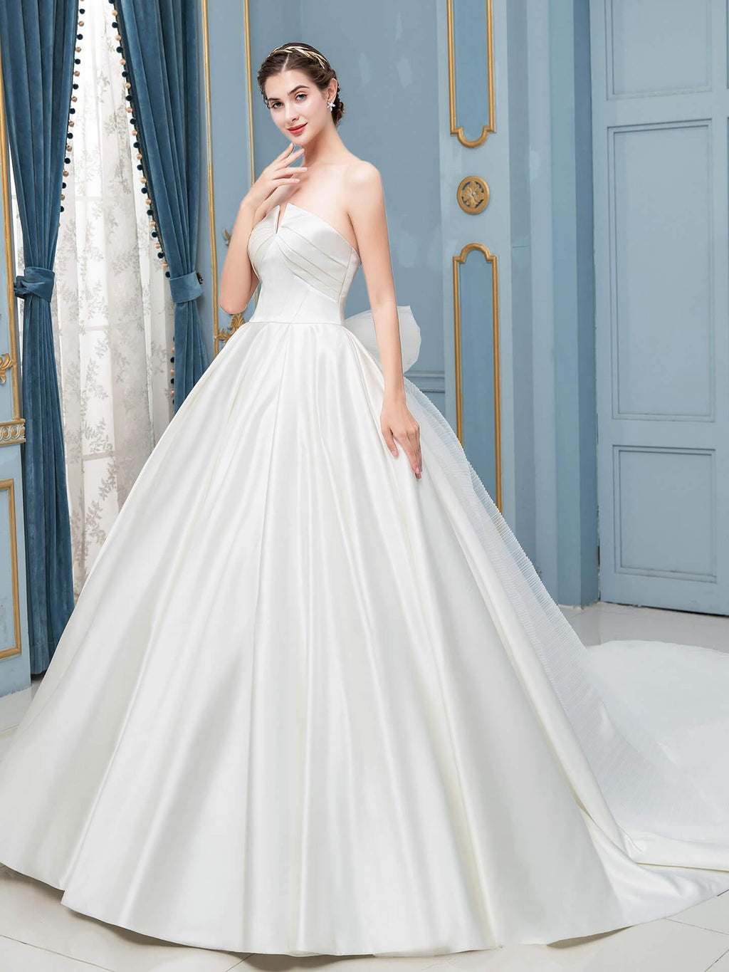Vestidos de novia de satén con corte de baile y sin mangas hasta el suelo