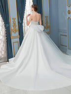 Vestidos de novia de satén con corte de baile y sin mangas hasta el suelo