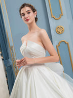 Vestidos de novia de satén con corte de baile y sin mangas hasta el suelo