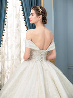 Vestido de novia largo sin mangas con encaje de tul y cuentas hasta el suelo