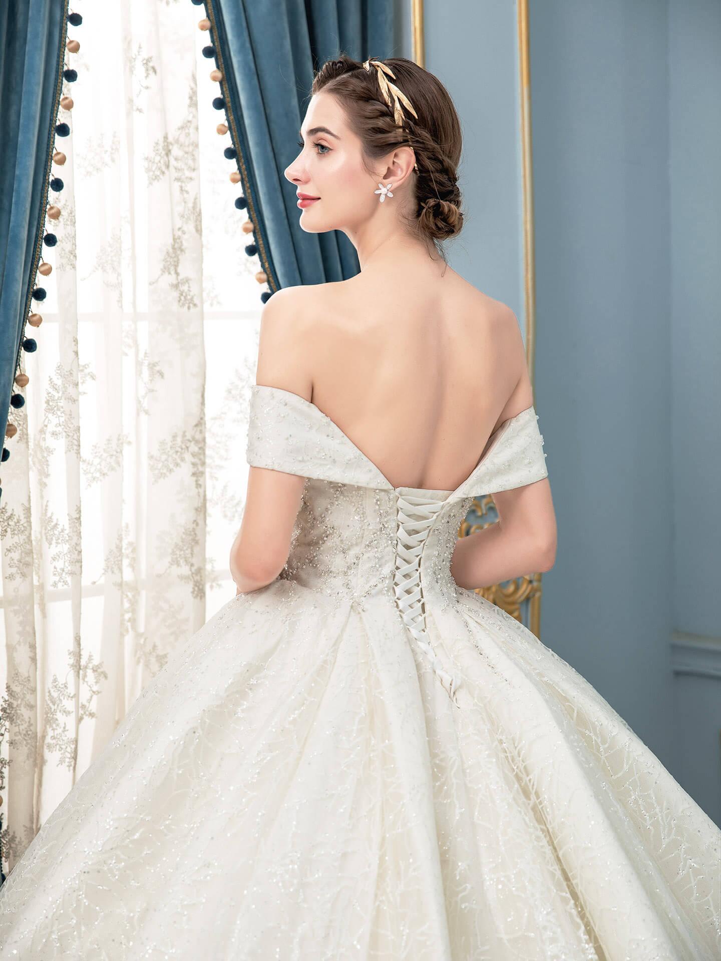 Vestido de novia largo sin mangas con encaje de tul y cuentas hasta el suelo