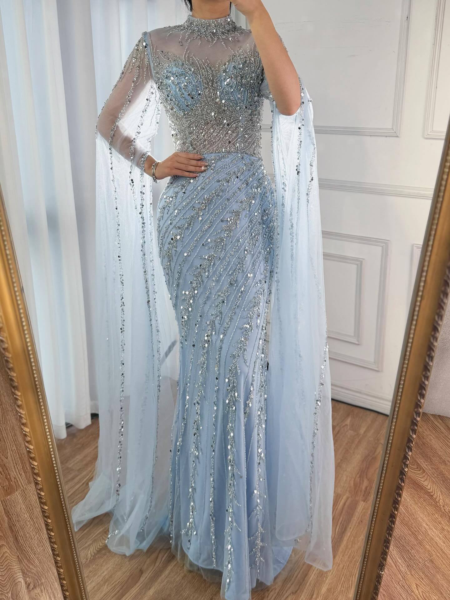 Vestido de Noche de Lujo Nude Estilo Sirena con Mangas de Capa