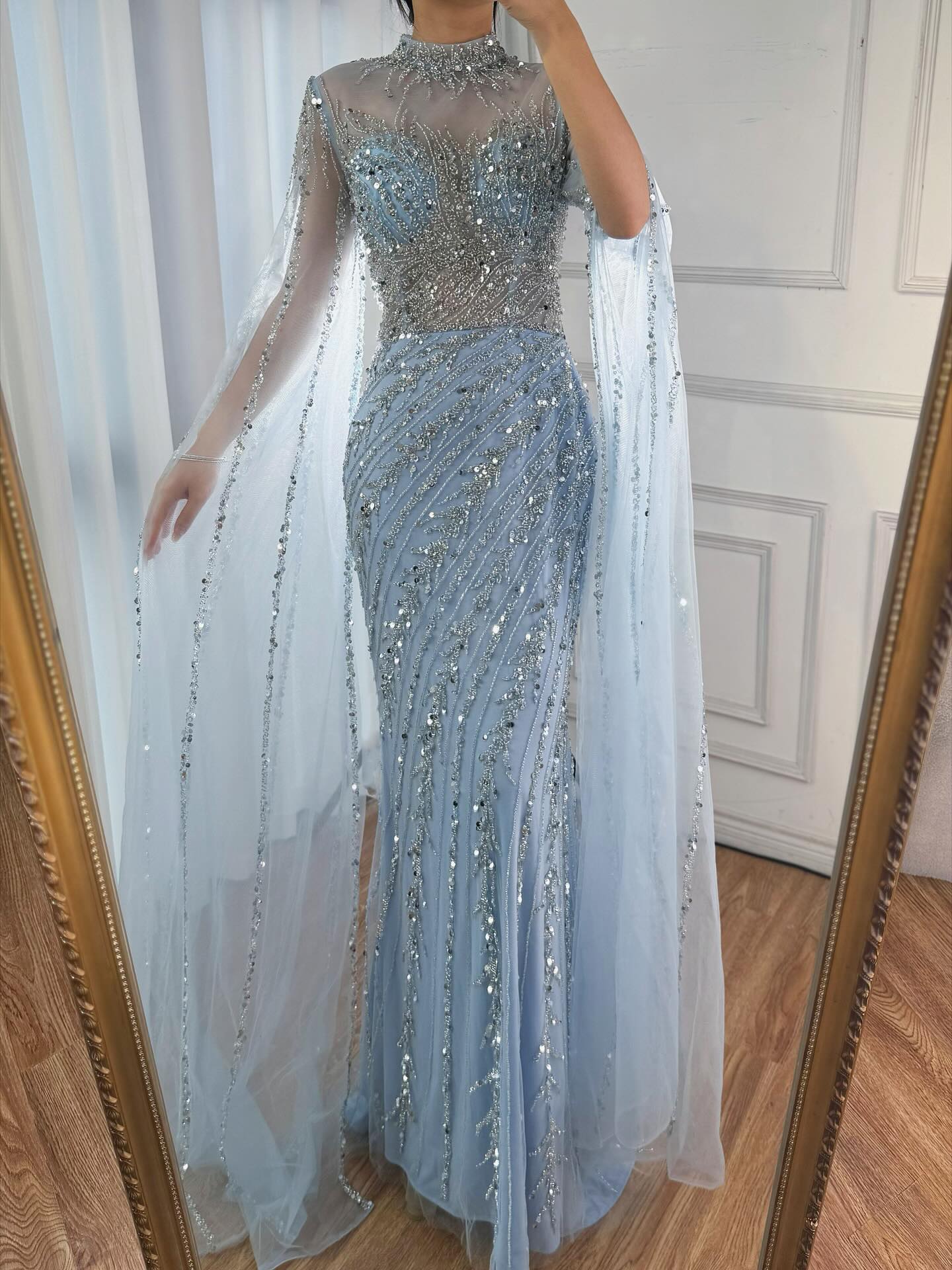 Vestido de Noche de Lujo Nude Estilo Sirena con Mangas de Capa