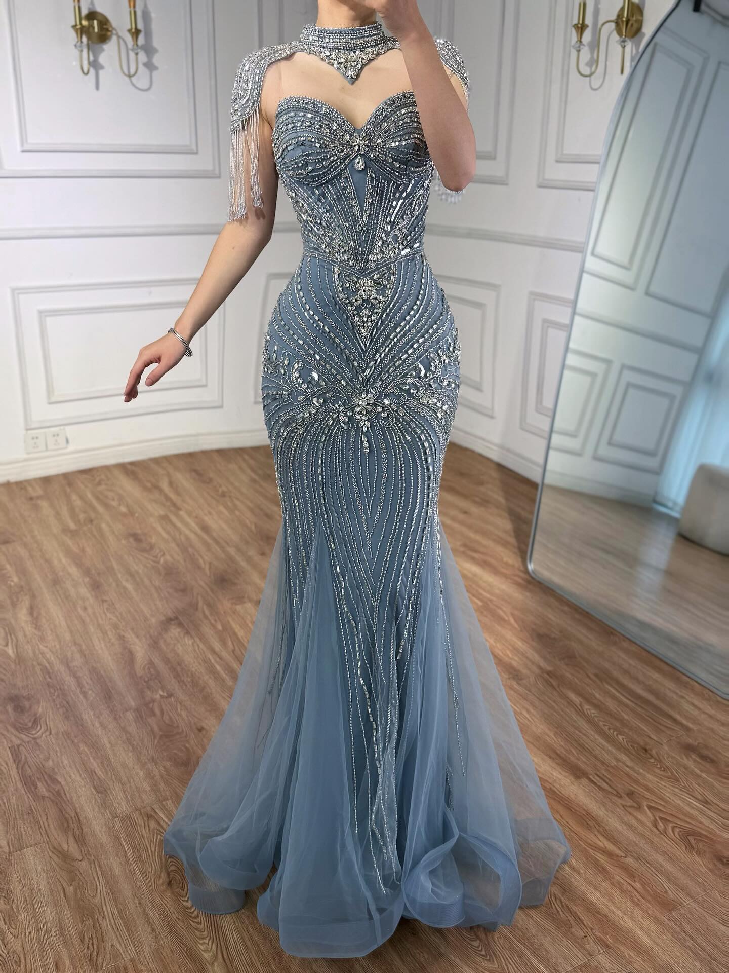 Vestido de Noche Sirena con Cuentas Color Nude de Lujo y Cuello Alto LA72897