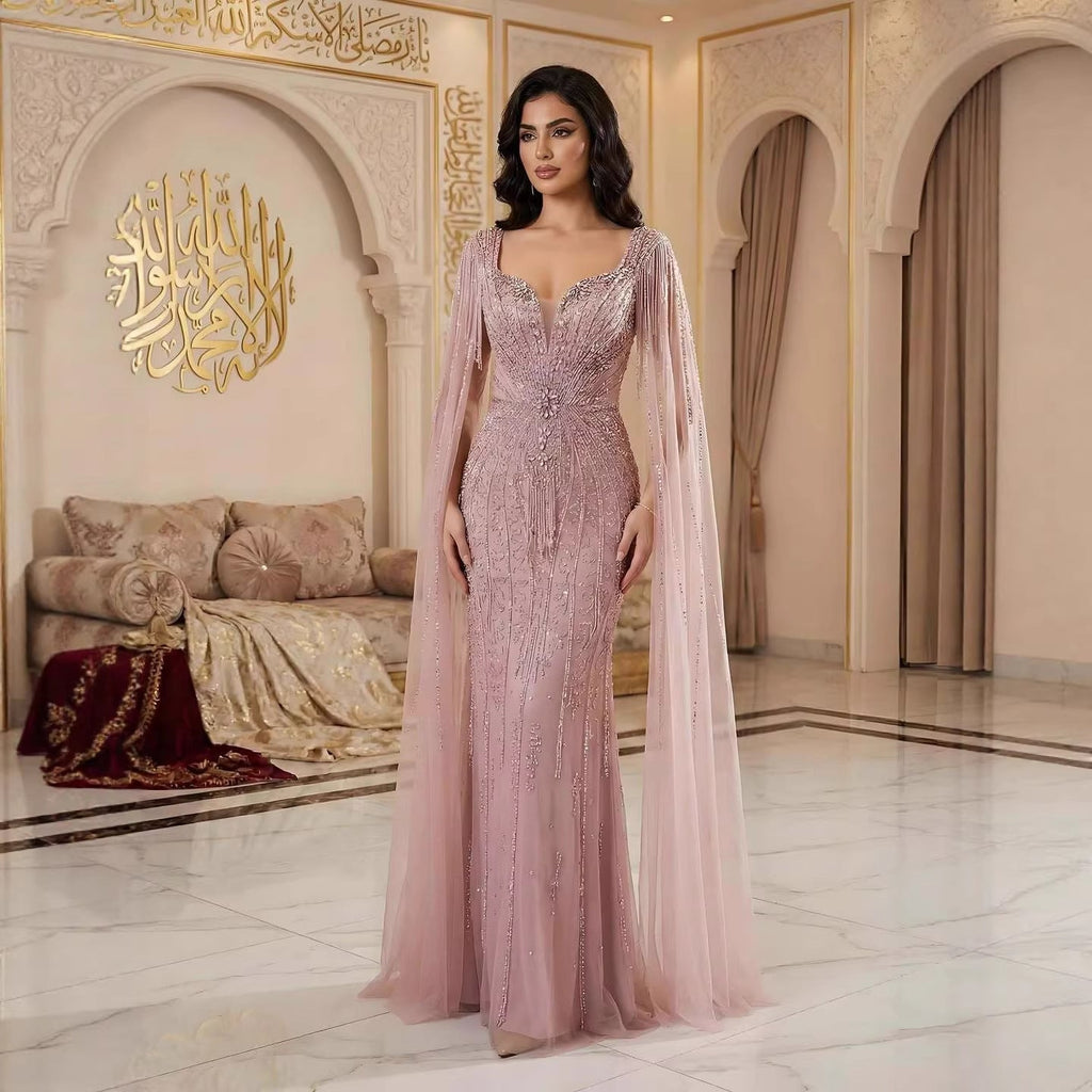 Luxuriöses, perlenbesetztes Abendkleid in Karamell mit Cape LA72992A