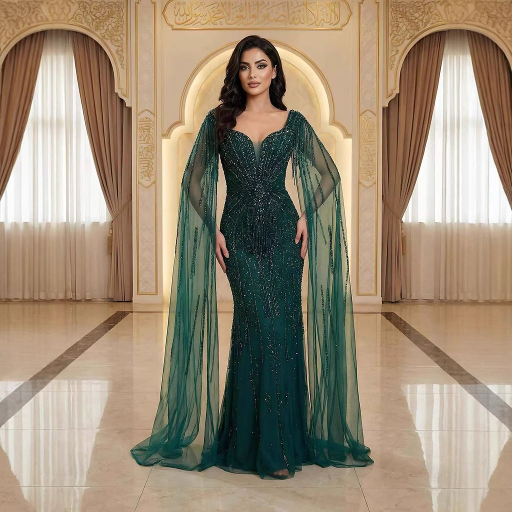 Luxuriöses, perlenbesetztes Abendkleid in Karamell mit Cape LA72992A
