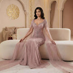 Luxuriöses, perlenbesetztes Abendkleid in Karamell mit Cape LA72992A