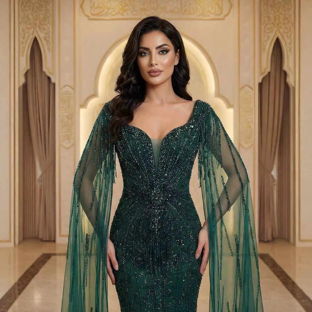 Luxuriöses, perlenbesetztes Abendkleid in Karamell mit Cape LA72992A