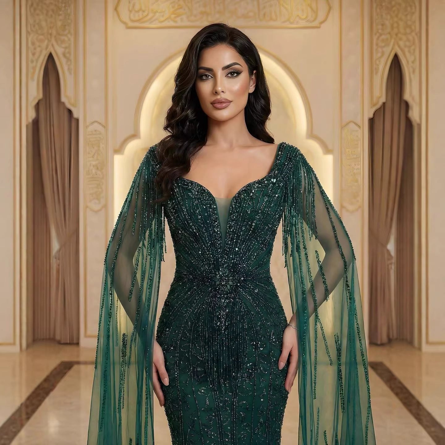 Luxuriöses, perlenbesetztes Abendkleid in Karamell mit Cape LA72992A