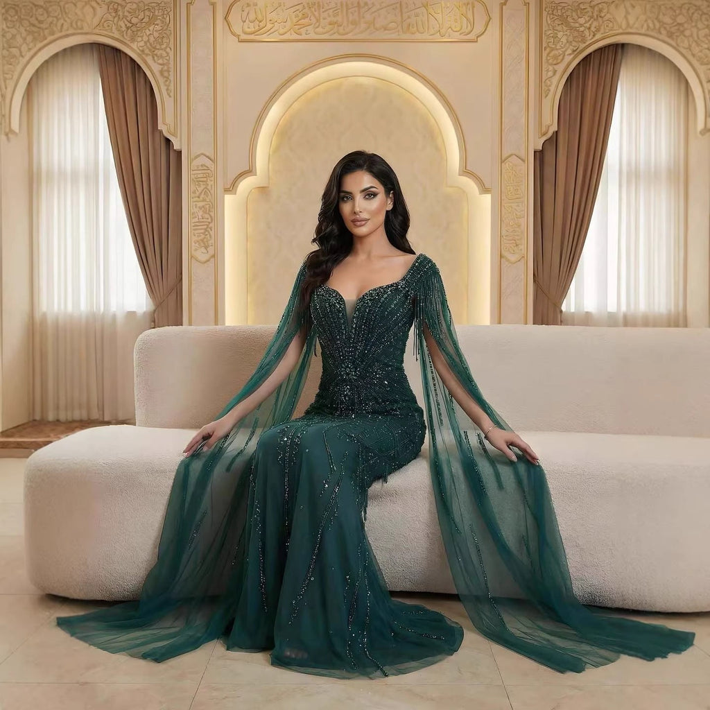 Luxuriöses, perlenbesetztes Abendkleid in Karamell mit Cape LA72992A
