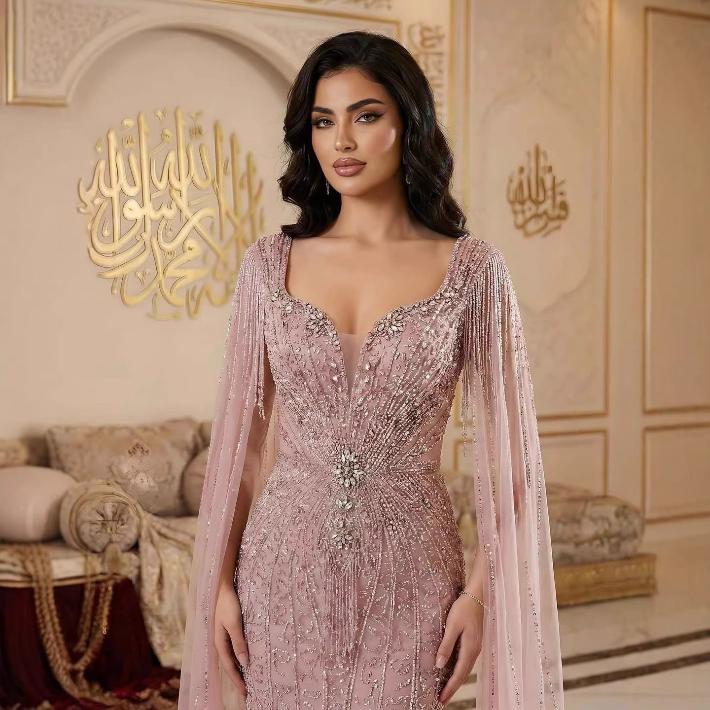 Luxuriöses, perlenbesetztes Abendkleid in Karamell mit Cape LA72992A