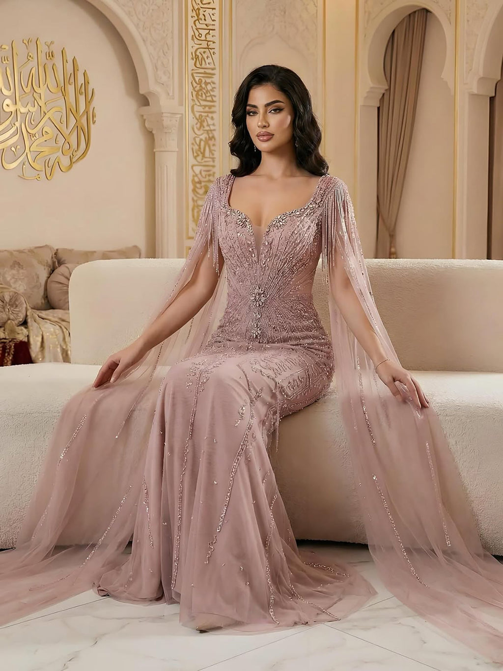 Luxuriöses, perlenbesetztes Abendkleid in Karamell mit Cape LA72992A