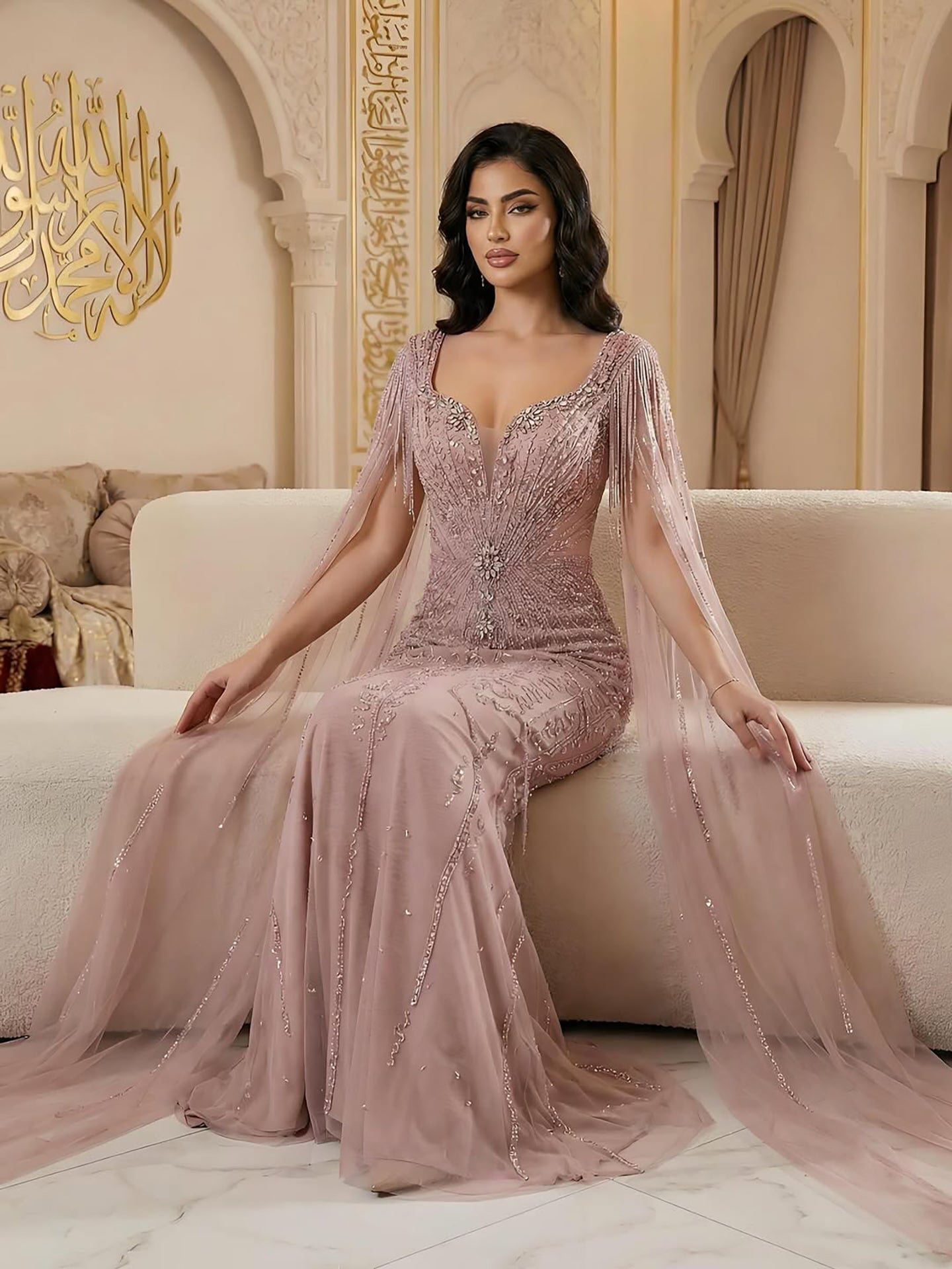 Luxuriöses, perlenbesetztes Abendkleid in Karamell mit Cape LA72992A