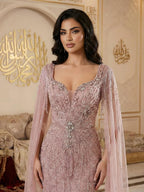 Luxuriöses, perlenbesetztes Abendkleid in Karamell mit Cape LA72992A