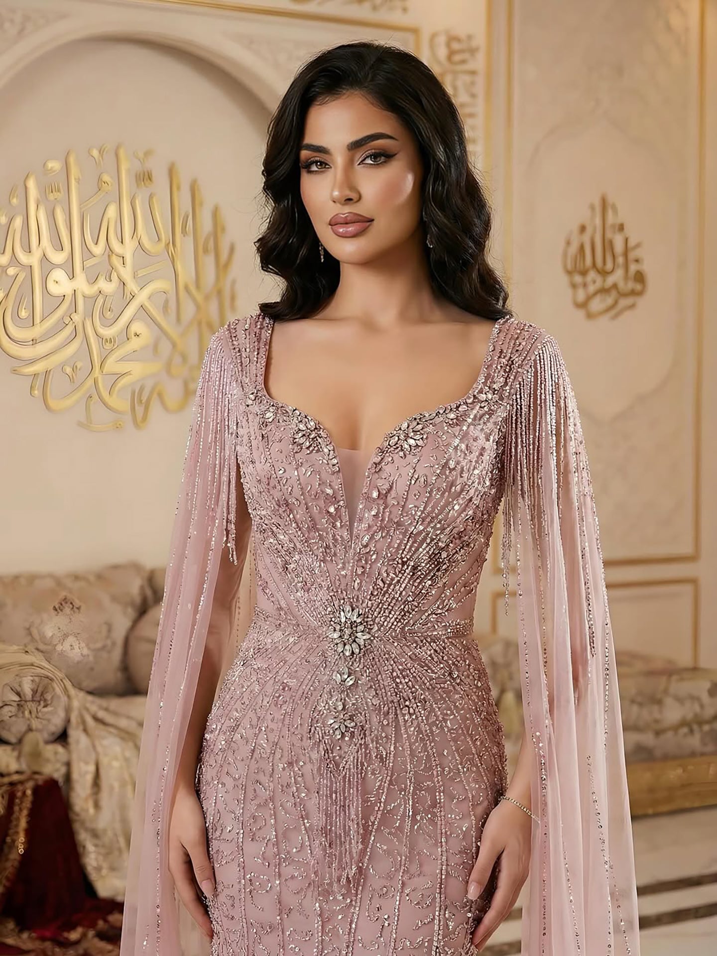 Luxuriöses, perlenbesetztes Abendkleid in Karamell mit Cape LA72992A