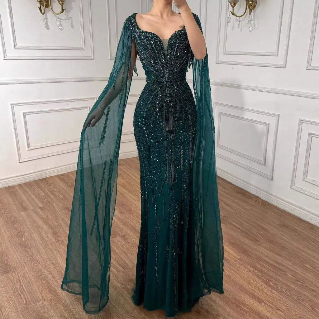 Luxuriöses, perlenbesetztes Abendkleid in Karamell mit Cape LA72992A