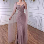 Luxuriöses, perlenbesetztes Abendkleid in Karamell mit Cape LA72992A