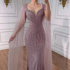 Luxuriöses, perlenbesetztes Abendkleid in Karamell mit Cape LA72992A