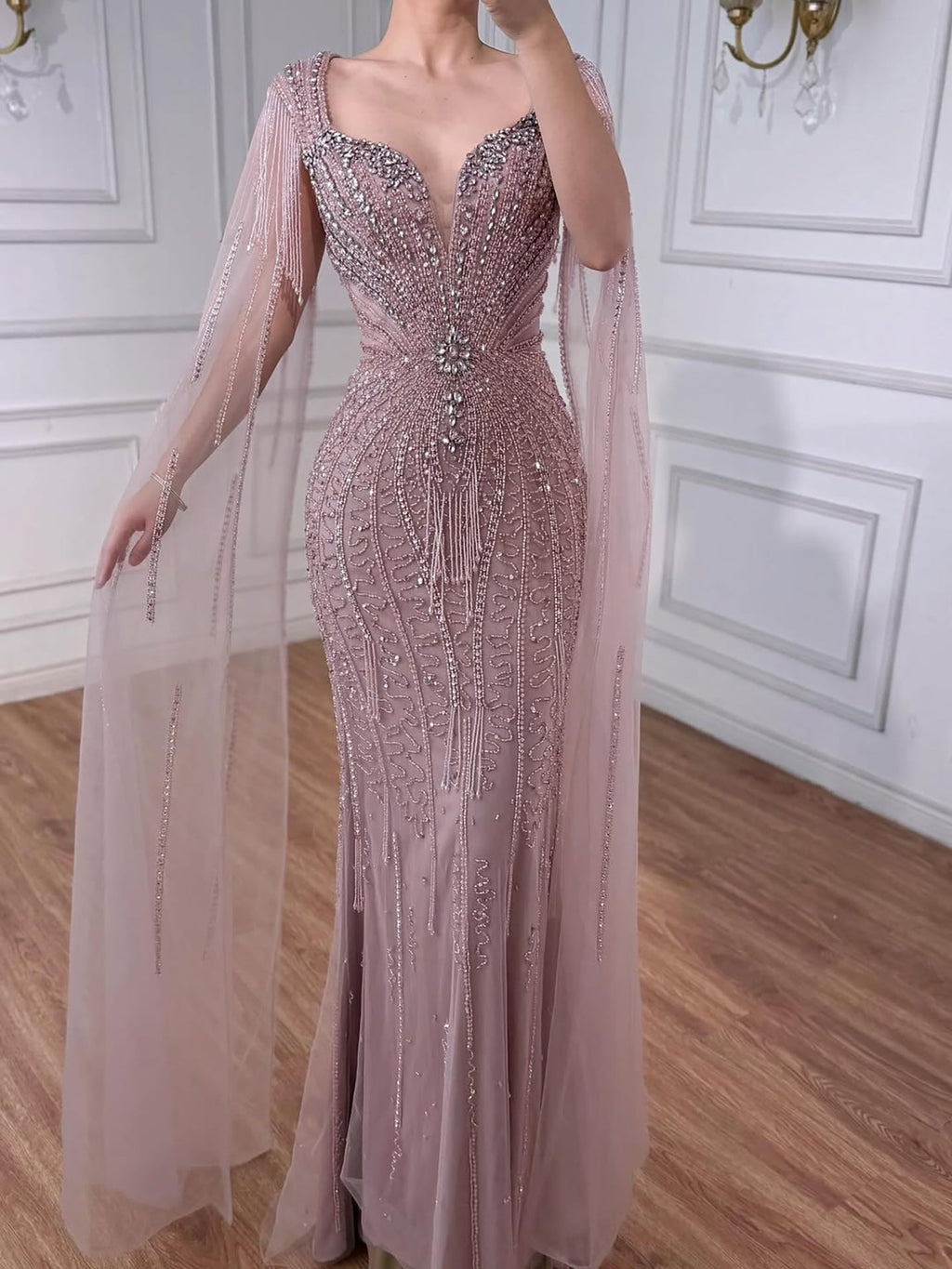 Luxuriöses, perlenbesetztes Abendkleid in Karamell mit Cape LA72992A