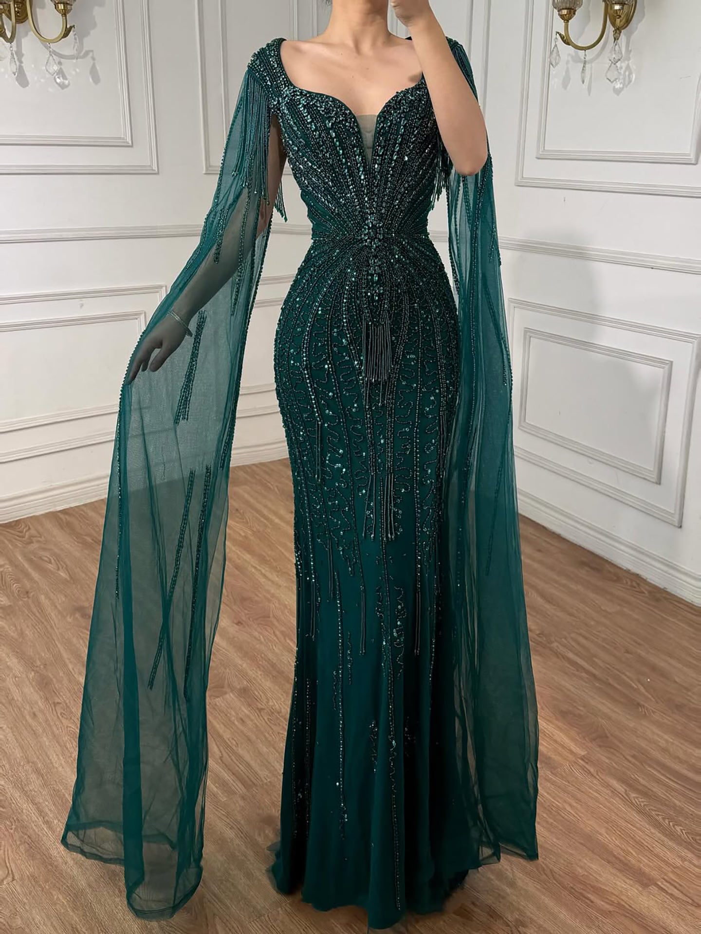 Luxuriöses, perlenbesetztes Abendkleid in Karamell mit Cape LA72992A