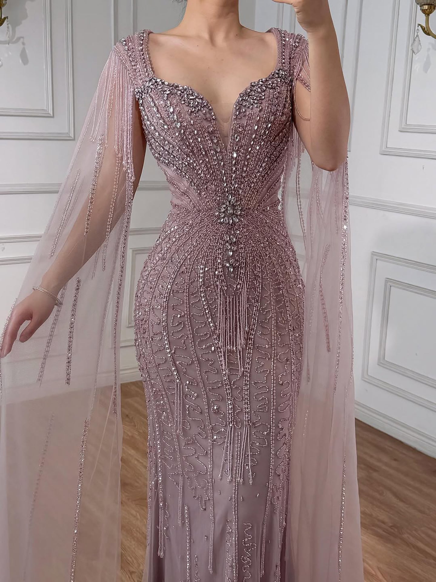 Luxuriöses, perlenbesetztes Abendkleid in Karamell mit Cape LA72992A