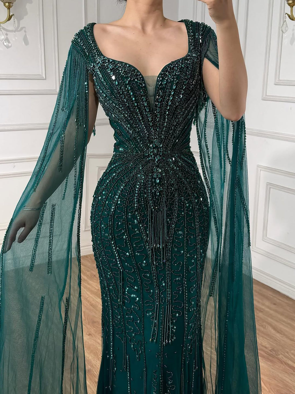 Luxuriöses, perlenbesetztes Abendkleid in Karamell mit Cape LA72992A