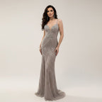 Luxuriöses, perlenbesetztes Meerjungfrauen-Abendkleid mit hohem Schlitz