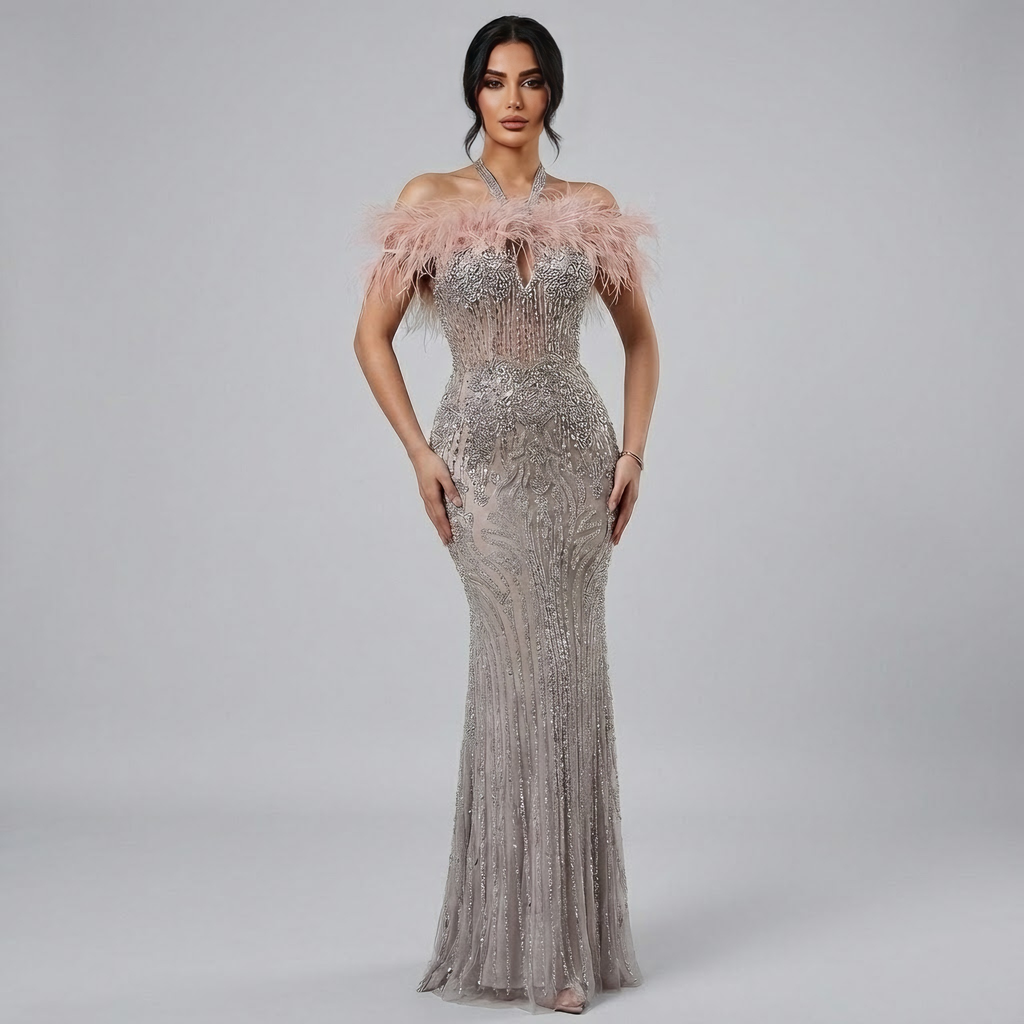 Luxuriöses rückenfreies Neckholder-Abendkleid mit Federn und Kristallen