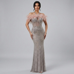 Luxuriöses rückenfreies Neckholder-Abendkleid mit Federn und Kristallen