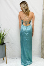 Hellblaues, langes, plissiertes Ballkleid mit Wasserfallausschnitt, gedrehtem Knoten und Schlitz
