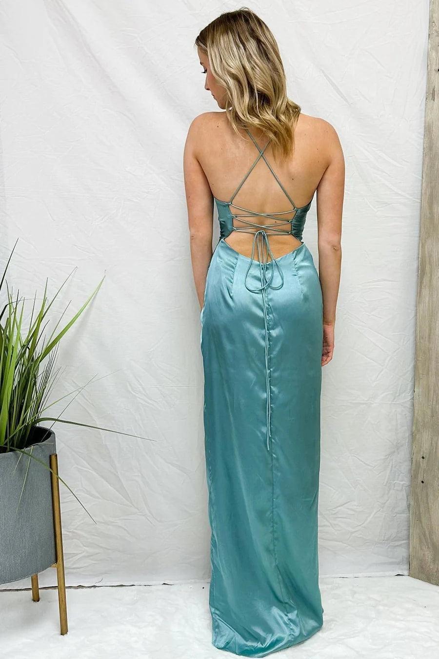 Hellblaues, langes, plissiertes Ballkleid mit Wasserfallausschnitt, gedrehtem Knoten und Schlitz