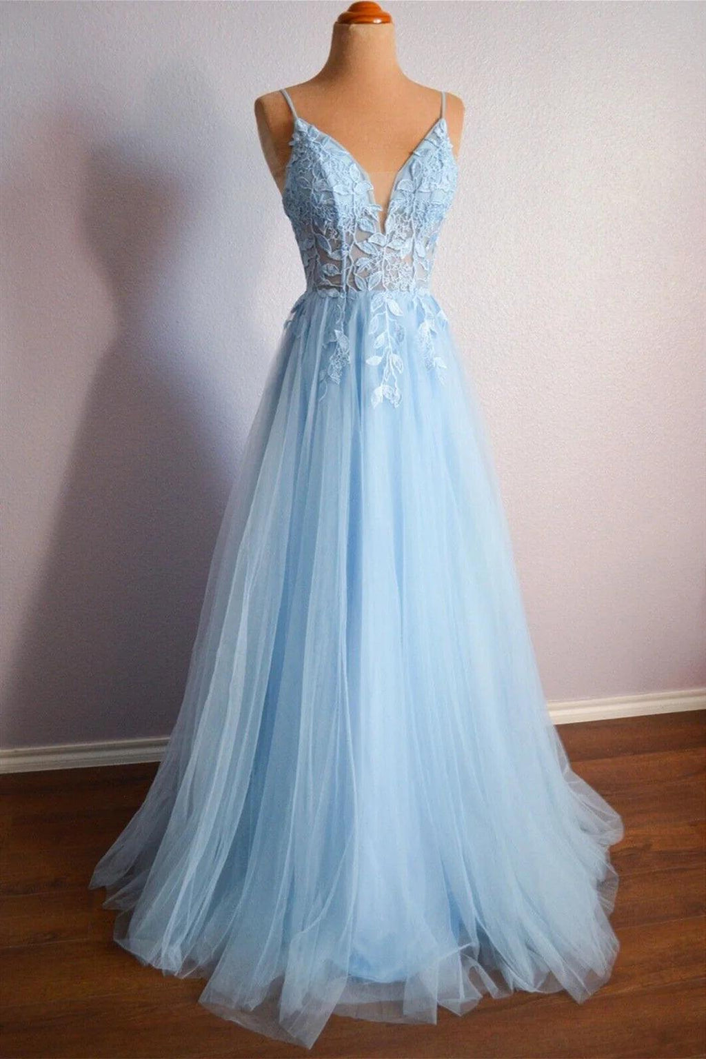 Vestido de noche largo de tul con escote en V y cordones en azul claro