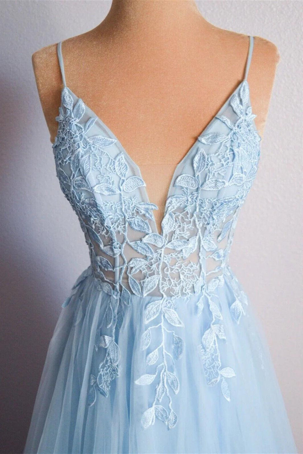 Vestido de noche largo de tul con escote en V y cordones en azul claro