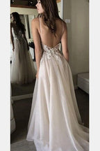 Vestido de novia playero NumberSea con tirantes finos, escote en V profundo y apliques de encaje, MW306