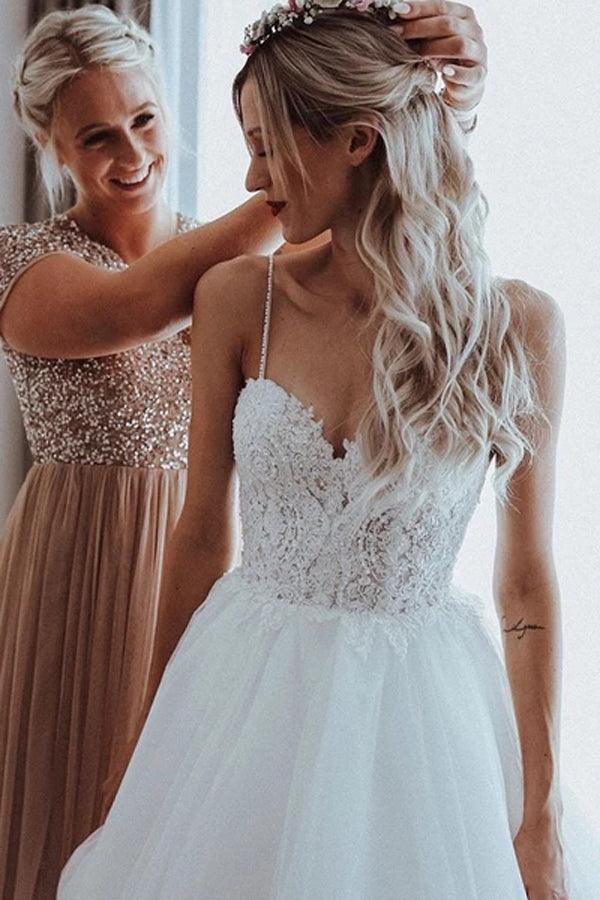 Vestido de novia de corte A con tirantes finos, tul brillante, apliques de cuentas y escote en A, MW338