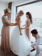 Vestido de novia de corte A con tirantes finos, tul brillante, apliques de cuentas y escote en A, MW338