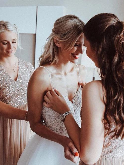Vestido de novia de corte A con tirantes finos, tul brillante, apliques de cuentas y escote en A, MW338