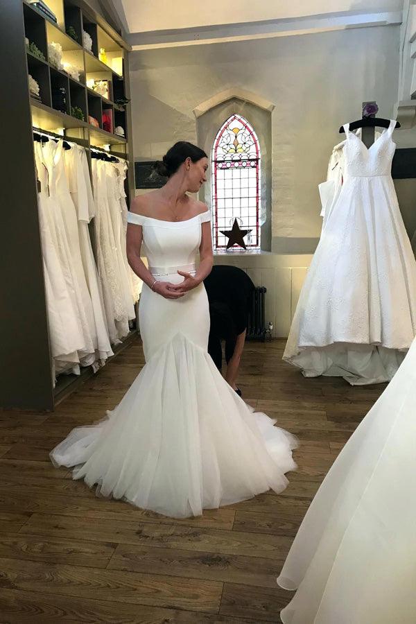 Vestido de novia NumberSea de satén con hombros descubiertos y cola de tul color marfil, MW346