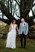 Vestido de novia de sirena con encaje, escote en V, sin mangas y espalda abierta de NumberSea, MW437