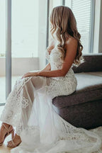 Vestido de novia playero NumberSea con escote corazón, apliques de encaje y cola corte, MW438