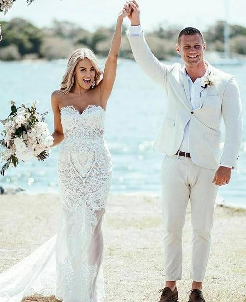 Vestido de novia playero NumberSea con escote corazón, apliques de encaje y cola corte, MW438