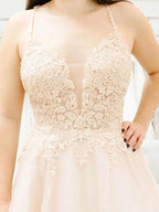Vestido de novia NumberSea de tul sencillo con tirantes finos y escote en V profundo, MW460