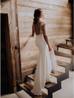 Vestido de novia NumberSea con corte barco, mangas cortas, cola larga y encaje con abertura, MW487