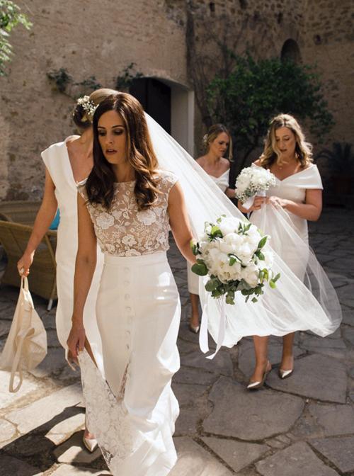 Vestido de novia NumberSea con corte barco, mangas cortas, cola larga y encaje con abertura, MW487