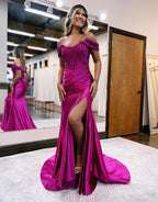 Schulterfreies Ballkleid aus Satin mit Schlitz