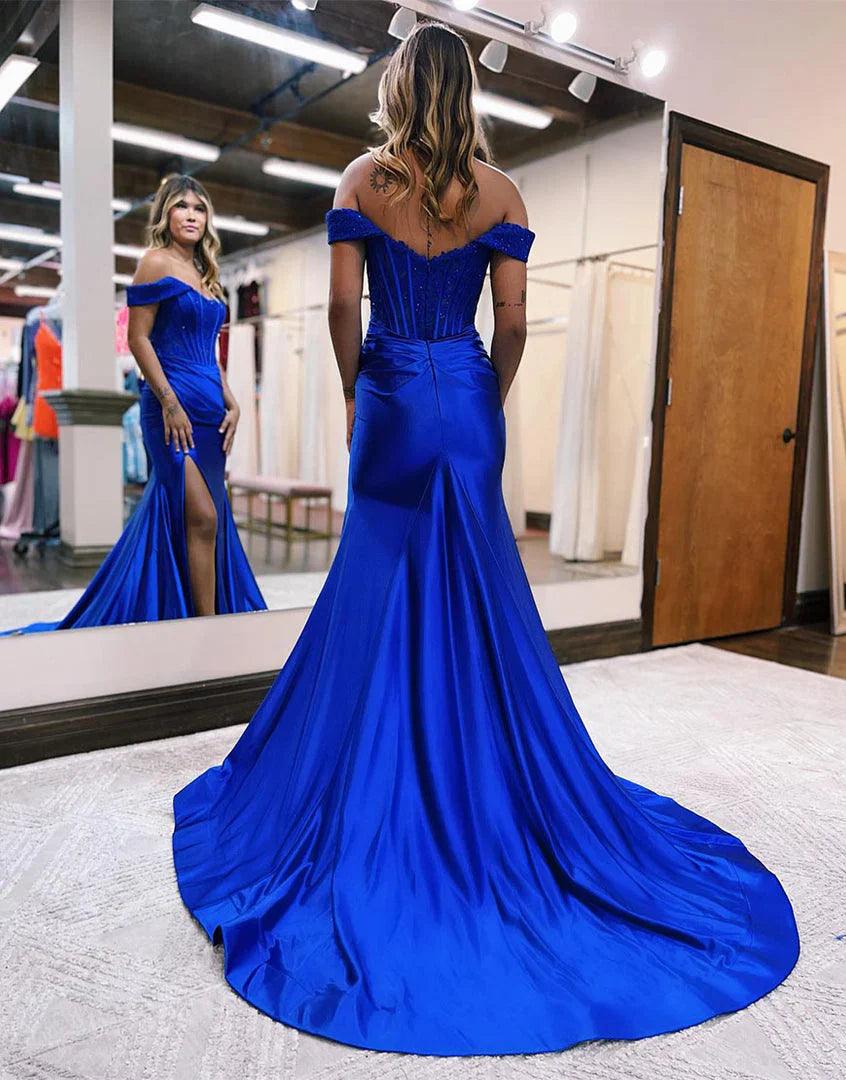 Schulterfreies Ballkleid aus Satin mit Schlitz
