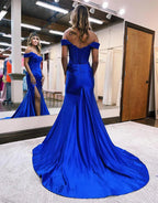 Schulterfreies Ballkleid aus Satin mit Schlitz